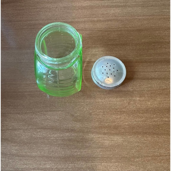 Uranium glass salt shaker with removable metal lid rare Hocking glass - Picture 8 of 10